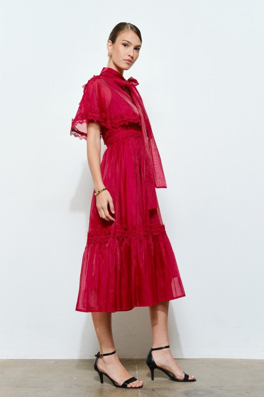 Vestido de Organza con Lazo al Cuello y Volantes Estilo Capa