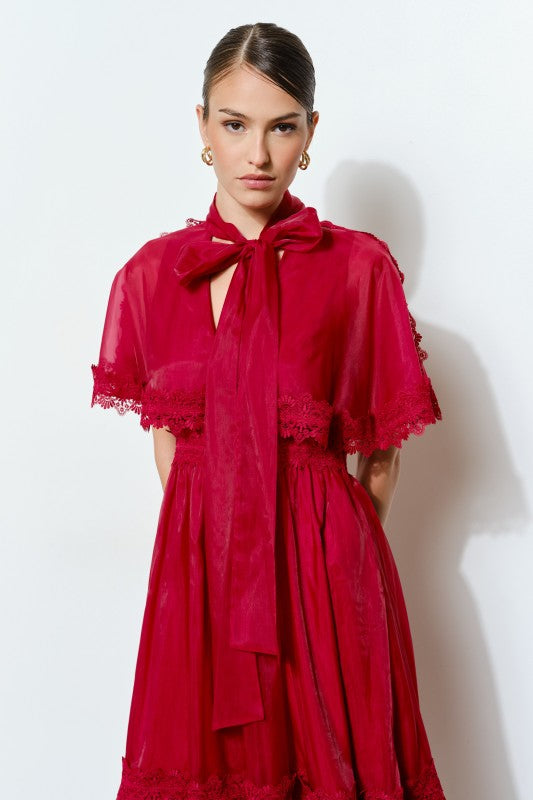 Vestido de Organza con Lazo al Cuello y Volantes Estilo Capa