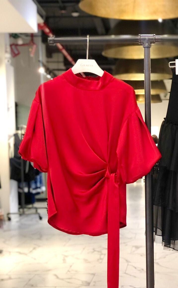 Tulia Blusa Satinada de Cuello Alto con Nudo Lateral y Mangas Abullonadas - Betsy Clothing Store