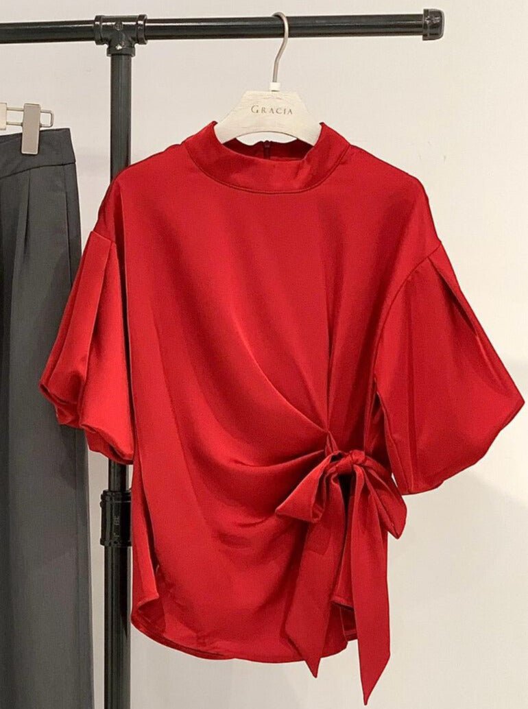 Tulia Blusa Satinada de Cuello Alto con Nudo Lateral y Mangas Abullonadas - Betsy Clothing Store