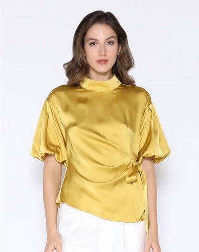 Tulia Blusa Satinada de Cuello Alto con Nudo Lateral y Mangas Abullonadas | Betsy Clothing Store - Betsy Clothing Store