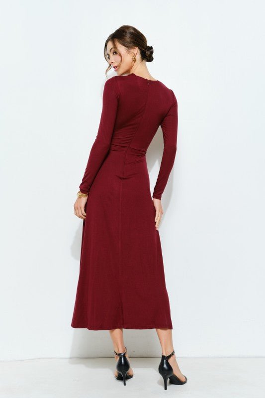 Vestido con Aros Dorados, Corte Frontal y Detalle Twist - Betsy Clothing Store