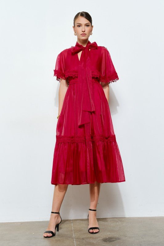 Vestido de Organza con Lazo al Cuello y Volantes Estilo Capa - Betsy Clothing Store