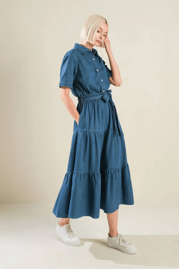 Vestido Midi de Denim con Cinturón y Falda en Capas - Betsy Clothing Store