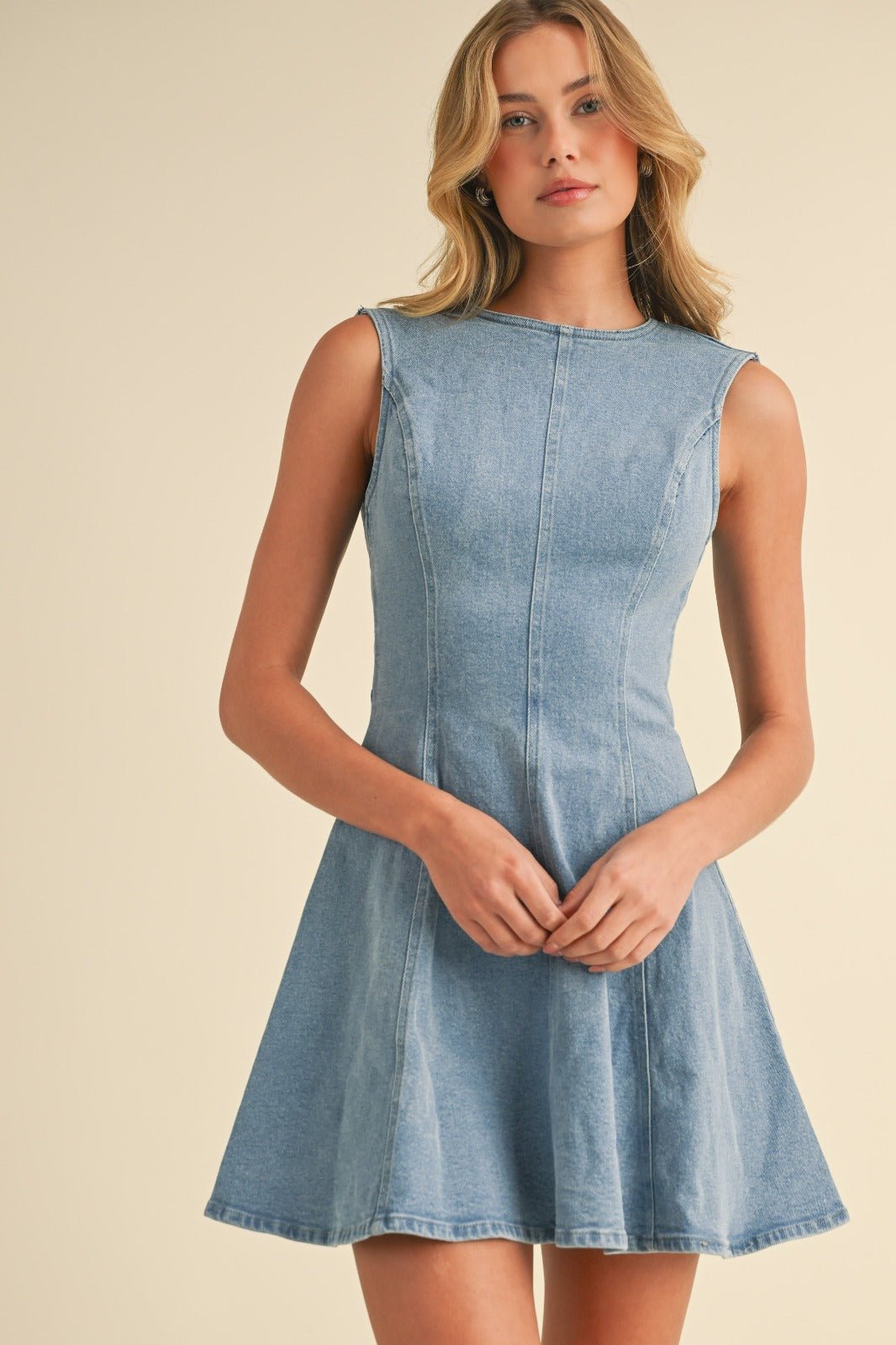 Vestido Mini Denim con Espalda Abierta - Betsy Clothing Store